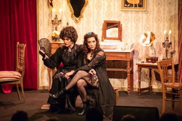 Rita et la Mère Yvonne en plein complot au "Paradis"